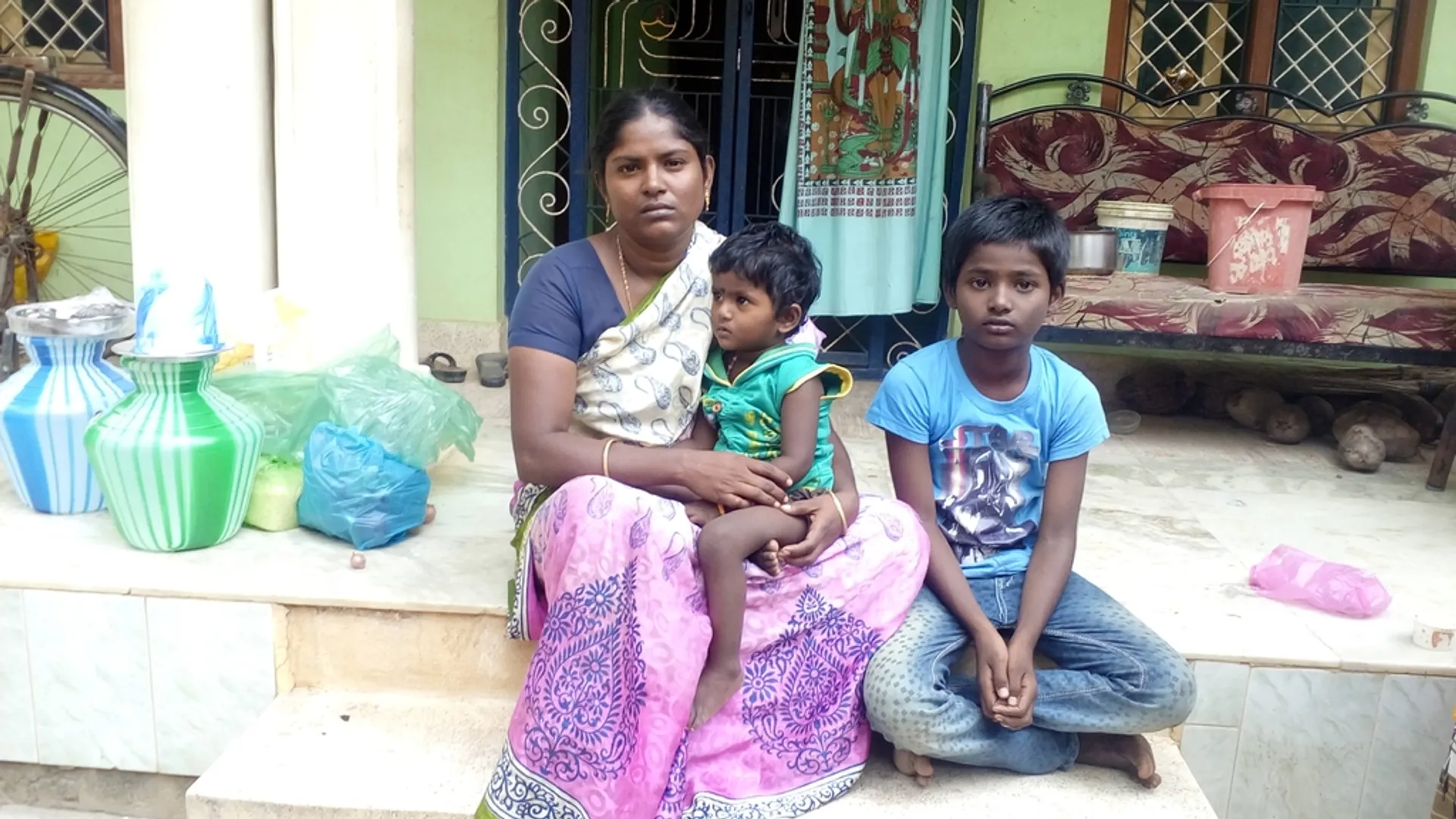 Father-in-law who left her daughter-in-law in the house; Worst waiting for kids!